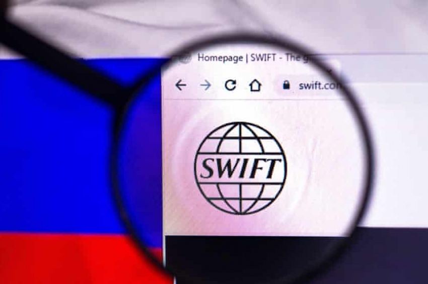 O expertă explică de ce Rusia nu va fi deconectată de la sistemul SWIFT