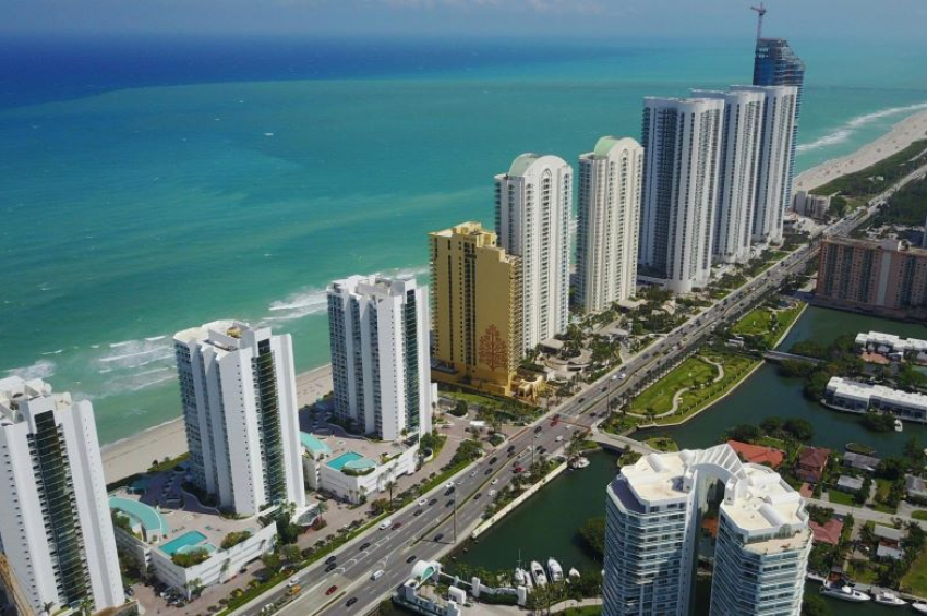 Three dozen of Miami skyscrapers are sinking into sands